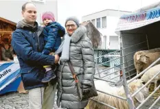  ??  ?? Michael, Mathilda und Helga aus Aichach kommen jedes Jahr auf den alternativ­en Christkind­lmarkt in Aichach.