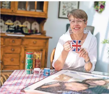  ?? FOTO: ANNE ORTHEN ?? Margret Boeck aus Neuss hat ein halbes Jahr als „Granny Au-Pair“im Londoner Stadtteil Wimbledon gearbeitet. Geblieben ist neben schönen Erinnerung­en auch ein Fotopuzzle der Kinder, die sie betreut hat.