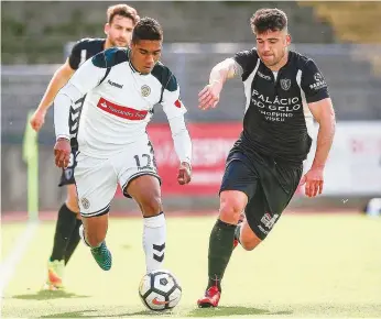  ??  ?? Murilo Costa, com bola, escapa à vigilância de Kiko