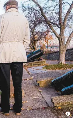  ??  ?? 1
1.
Un homme regardait une agente boucler un périmètre aux fins de l’enquête policière.