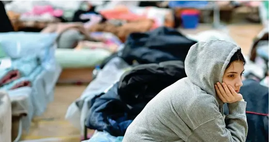  ?? (Getty Images) ?? L’attesa Una ragazza fuggita dall’Ucraina in un rifugio allestito in una scuola elementare a Przemysl, in Polonia, vicino al confine