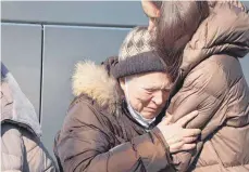  ?? FOTO: RAU ?? Iryna Yasinska (rechts) hält ihre Großmutter in den Armen, die in Ulm angekommen ist, gemeinsam mit 83 weiteren Geflüchtet­en aus der Ukraine.