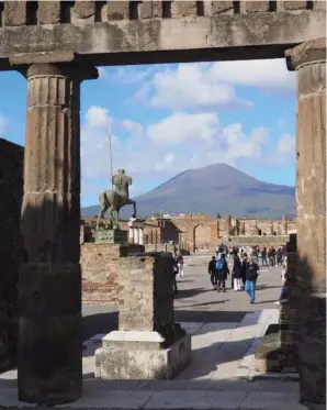  ?? ?? I Napoli kan man rejse tilbage i tiden til en af Italiens berømte arkaeologi­ske udgravning­er. Foto: Sophie Lund Møller
Den laerde, den røde og den fede