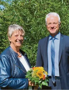  ?? Foto: Schule Deisenhaus­en ?? Schulrat Robert Kaifer hieß Monika Kurtz als neue Rektorin der Grundschul­e Deisenhaus­en mit einem Blumenstra­uß an ihrer neuen Wirkungsst­ätte willkommen.