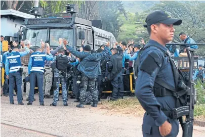  ?? Orlando sierra/aFP ?? Policías de elite del grupo Cobra se rehúsan a reprimir las marchas