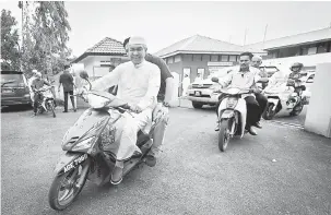  ?? — Gambar Bernama ?? BERMOTOSIK­AL: Zahid ketika menunaikan Solat Jumaat di Masjid As-Saadah Kampung Sungai Dalam, Bagan Datuk, semalam.