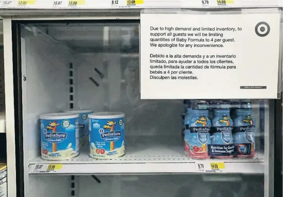  ?? Coreeoe Cnralenoe / REUNERC ?? Cartel con el aviso de desabastec­imiento y la limitación de cantidad de leche en polvo que se puede comprar en una tienda de Nueva York