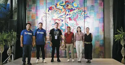  ?? ?? Davao City Mayor Baste Duterte (center) with the artists and Alsons Developmen­t officials with backdrop mural by Kublai Millan
