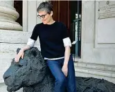  ??  ?? Direttrice Cristiana Collu, 50 anni, all’ingresso della Gnam di Roma, la Galleria nazionale d’arte moderna e contempora­nea di Roma di cui è direttrice generale