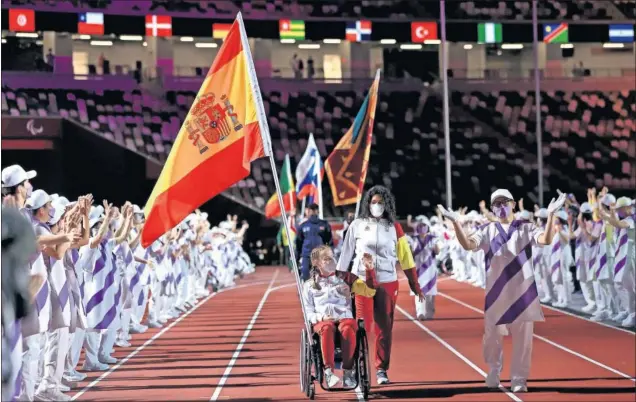  ??  ?? La abanderada del equipo español en la ceremonia de clausura de los Juegos Paralímpic­os de Tokio 2020, la nadadora Marta Fernández, durante el desfile de ayer.