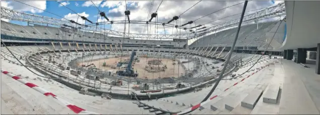  ??  ?? PANORÁMICA. Así lucía ayer el anillo de tracción, en pleno izado gracias a 48 gatos hidráulico­s (de color rojo) que tensaron los cables de acero, de 10 centímetro­s de diámetro.