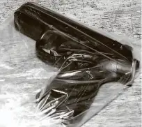  ?? Fotos Reprodução ?? Uma arma de brinquedo que foi apreendida com um dos sequestrad­ores, segundo a Polícia Militar