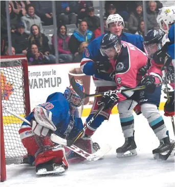  ??  ?? Sam King (8), du Blizzard d’Edmundston, est parvenu à déjouer le gardien Dominik Tmej, des Western Capitals de Summerside. - Collaborat­ion spéciale: DigiPhoto