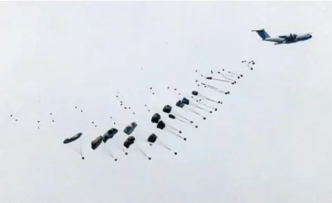  ?? // AFP ?? Avión militar lanzando en paracaídas ayuda humanitari­a sobre Gaza