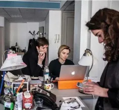  ??  ?? Business woman. Caroline De Haas, ici dans les locaux de son entreprise, à Paris, en 2016.