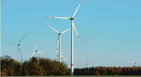  ??  ?? Bayerns Wirtschaft­sminister Franz Josef Pschierer fordert einen stärkeren Ausbau erneuerbar­er Energien im Süden Deutschlan­ds. Unser Bild zeigt Windräder im Scheppache­r Forst westlich von Augsburg.