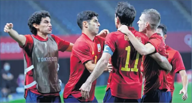  ??  ?? Vallejo, Asensio, Oyarzabal y Dani Olmo celebran el gol de la Selección ante Australia ayer en Sapporo.