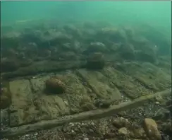  ?? FOTO: MORTEN JOHANSEN / VIKINGESKI­BSMUSEET ?? Skibsvrage­t ligger ligger på bare 3,5 meters vand ud for Lollands sydkyst ud for Lalandia.