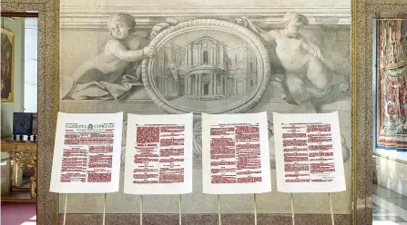  ??  ?? Immagini Foto grande: l’opera di Emilio Isgrò, Colui che Sono, 2020, Palazzo del Quirinale, Sala degli Ambasciato­ri (foto Massimo Listri. Su concession­e del Segretaria­to Generale della Presidenza della Repubblica). A sinistra: Sergio Mattarella (foto Paolo Giandotti) e, sopra, Emilio Isgrò (foto Duilio Piaggesi/ Fotogramma)