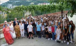  ?? (Photos S. I.) ?? Tous les élèves ayant reçu des prix et récompense­s, avec le corps enseignant, la direction du Collège et les partenaire­s. Dernière cérémonie pour Véronique Langa (à gauche au premier plan).