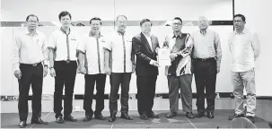  ??  ?? UNGKUP PEMAIK: Hii (lima kiba) nyuaka memorandum ari Gerempung Serakup China Sarawak Bagi Menua Miri ngagai Amer, seraya dikemata David (empat kiba), James (dua kanan) sereta bala bukai.