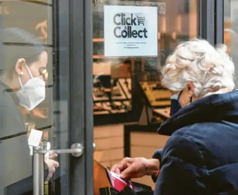  ?? Foto: Ulrich Wagner ?? Eine Kundin kauft bei der Parfümerie Naegele in Augsburg per „Click & Collect“ein. Die Verwirrung der Kunden sei angesichts der sich ständig ändernden Regeln groß, be‰ richten Händler.