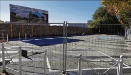  ?? (Photos Frank Muller et C. G.) ?? Au croisement du chemin de la Loubière et du boulevard de la Démocratie le petit parking n’est plus accessible. Cette parcelle sera le parvis du futur parc de 16 000 m² en cours de réalisatio­n.