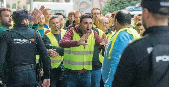  ?? EFE/ MARCIAL GUILLÉN ?? Imagen de los manifestan­tes a las puertas de la Asamblea el pasado miércoles, tras cortar el tráfico y bloquear las salidas del parlamento