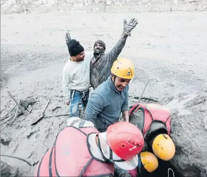  ?? AP ?? Un supervivie­nte, rescatado de una galería en una de las dos presas arrasadas por la crecida del agua