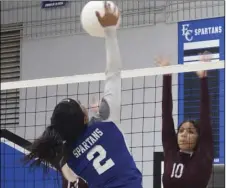  ?? KARINA LOPEZ PHOTO ?? Calexico High’s Nataly Martinez and Central Union High’s Sydney Galloway battle at the net during the team’s Imperial Valley League contest at Central’s Spartan Arena on Tuesday night.