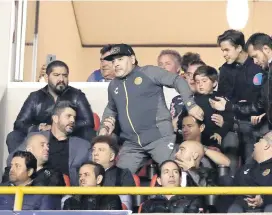  ??  ?? Maradona y directivos de Dorados no contaron con seguridad necesaria.