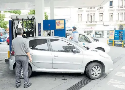  ?? ARIEL GRIMBERG ?? Súper o premium. Los combustibl­es más caros son los que aún no se recuperan.