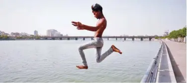  ?? Reuters ?? ↑ A boy jumps into the Sabarmati river to cool off in Ahmedabad, Gujarat, on Saturday.