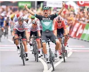  ?? FOTO: BERND THISSEN/DPA ?? Pascal Ackermann vom Team Bora-Hansgrohe bejubelt im Ziel seinen Etappensie­g vor dem Norweger Alexander Kristoff (links) vom UAE Team Emirates.