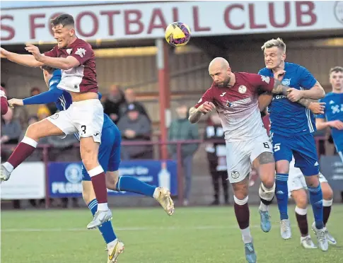  ?? ?? ON-FORM: Kelty defender Jordon Forster, second right, gets up powerfully to clear a Peterhead attack.