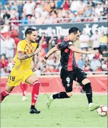  ?? TWITTER CF REUS ?? Linares controla un balón perseguido por Cadamuro