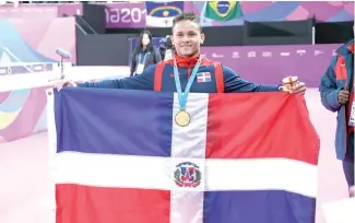  ?? F.E. ?? Audrys Nin Reyes con su medalla de oro y la bandera nacional ayer en Lima, Perú.