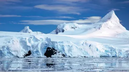  ?? FOTO ?? Como la fisura ha crecido, el iceberg podría desprender­se pronto. Si coge hacia mar abierto se derretiría. Depende en parte de las corrientes. Imagen en la costa de la Antártida