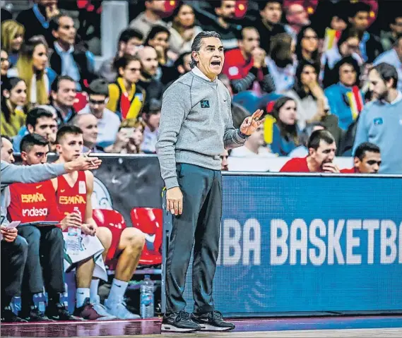  ?? FOTO: FEB ?? Sergio Scariolo, selecciona­dor español, en el partido del Pre Mundial contra Montenegro en Zaragoza. El italiano podrá continuar al frente del equipo español