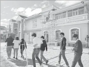  ?? BPR ?? Los estudiante­s del colegio del Sindicato de Choferes Profesiona­les del Azuay pasan por el frente del edificio matriz del gremio.