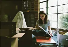  ?? FOTO: DPA ?? Rooney Mara als M. mit dem Musiker C (Casey Affleck), der in „Ghost Story“als Geist erscheint.