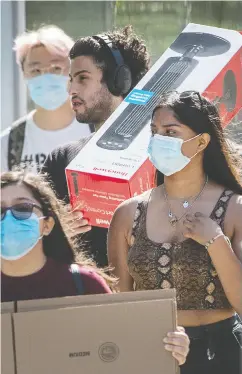  ?? PETER J THOMPSON / NATIONAL POST ?? Some choose to wear masks and some do not at Toronto’s Dundas Square last week. A pandemic has a way of revealing the nature of a society, according to University of Ottawa epidemiolo­gist Raywat Deonandan.
