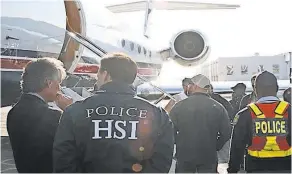  ?? IMMIGRATIO­N AND CUSTOMS ENFORCEMEN­T, HOMELAND SECURITY INVESTIGAT­IONS ?? United States agents have worked with South African police officers in capturing suspects. Carrying out an extraditio­n in 2015.