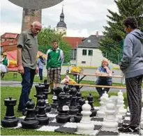  ??  ?? Im Festzelt zeigten die Toledos ihre Jonglage-Künste (links), während im Stadtpark Großfeldsc­hach gespielt wurde.