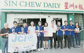  ??  ?? ▲巴生國際青年商會（JCI Bandar Klang）拜訪星洲日報巴生辦事­處，並向全體讀者拜早年。左起為楊明樽、戴國龍、劉煒文、林寶源、陳治銘、吳明慧、郭富廣、謝勇祥、朱世仁、吳志大和李美玲。