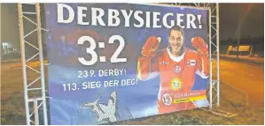  ?? FOTO: DEG ?? Dieses Plakat stellte die DEG nach dem Sieg über die Kölner Haie in der Nähe des Rather Domes auf.