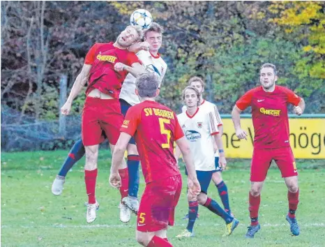  ?? FOTO: ALEXANDER HOTH ?? Der SV Beuren muss gegen den TSV Eschach auf Torjäger Chris Karrer (links im Kopfballdu­ell) verzichten.