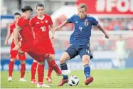  ?? REUTERS ?? Japan’s Keisuke Honda, right, in action against Switzerlan­d.