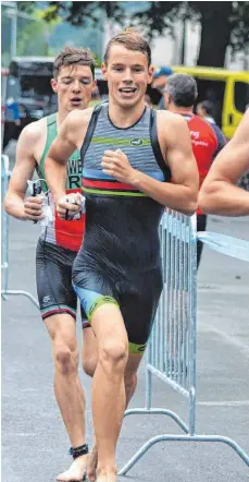  ?? FOTO: PRIVAT ?? Jannik Schaufler auf dem Weg vom Schwimmaus­stieg zur Wechselzon­e – am Ende wurde es für den DAV-Triathlete­n Platz zwei bei der Deutschen Meistersch­aft der Junioren.