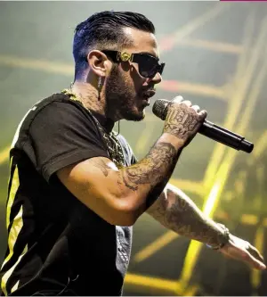  ??  ?? SUCCESSO CERTIFICAT­OEmis Killa è disco di platino digitale con Rollercoas­ter. Il suo tour è già sold out nelle date di apertura a Milano (12 ottobre) e Roma (13).